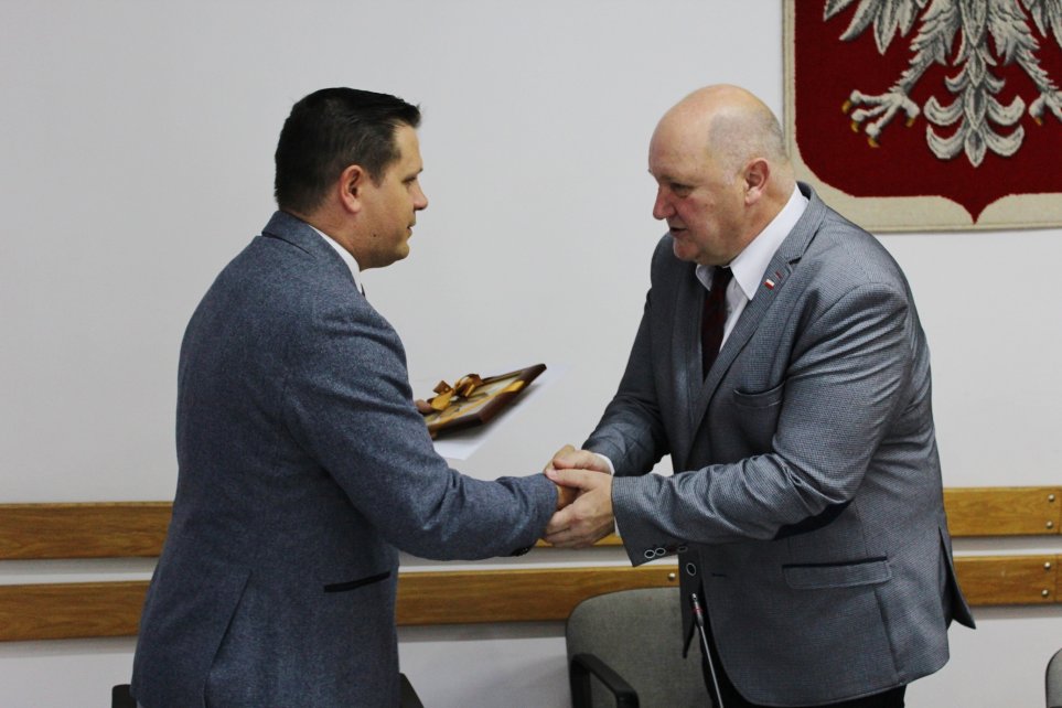 Przekazanie promesy na remont drogi przez wojewodę Jana Chrząszcza na ręce burmistrza Tomasza Bujoka